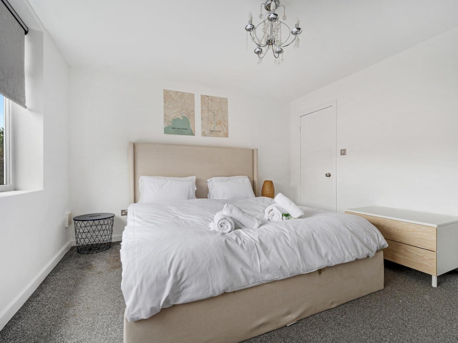 Spacious 4 Bed Hidden Gem Pass The Keys