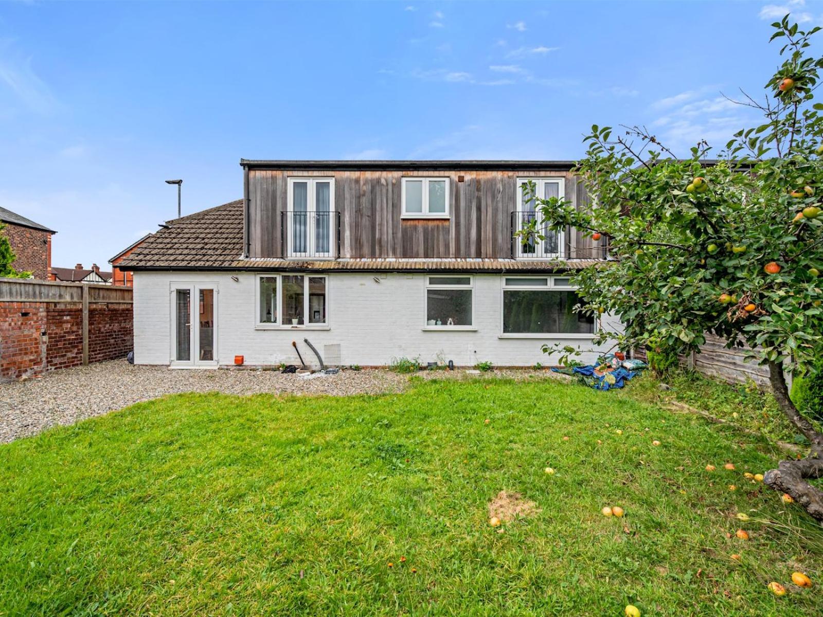 Spacious 4 Bed Hidden Gem Pass The Keys Holiday home *