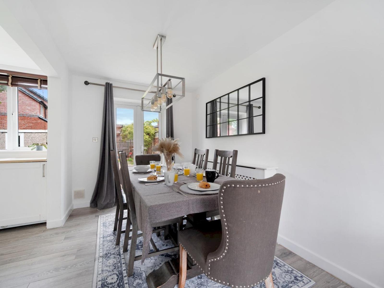 Spacious 4 Bed Hidden Gem Pass The Keys Holiday home