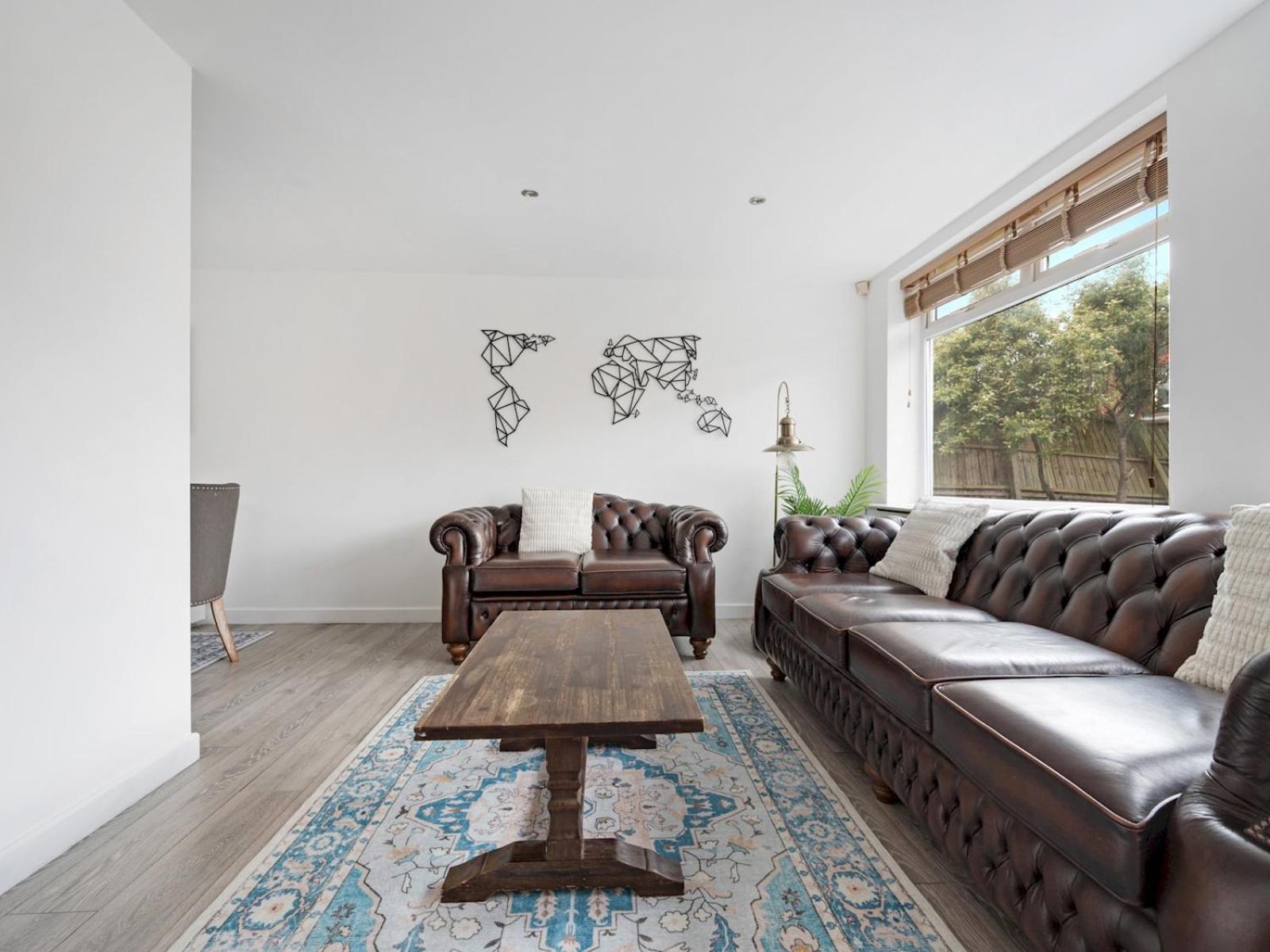 Spacious 4 Bed Hidden Gem Pass The Keys